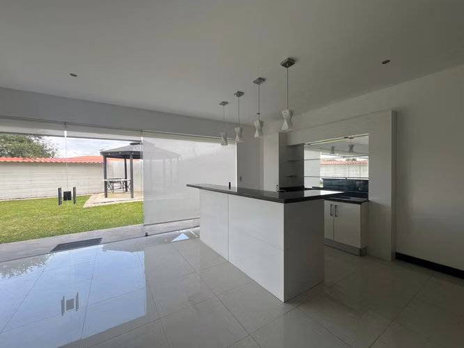 Venta Casa Amplia en Residencial - Curridabat ID 5988