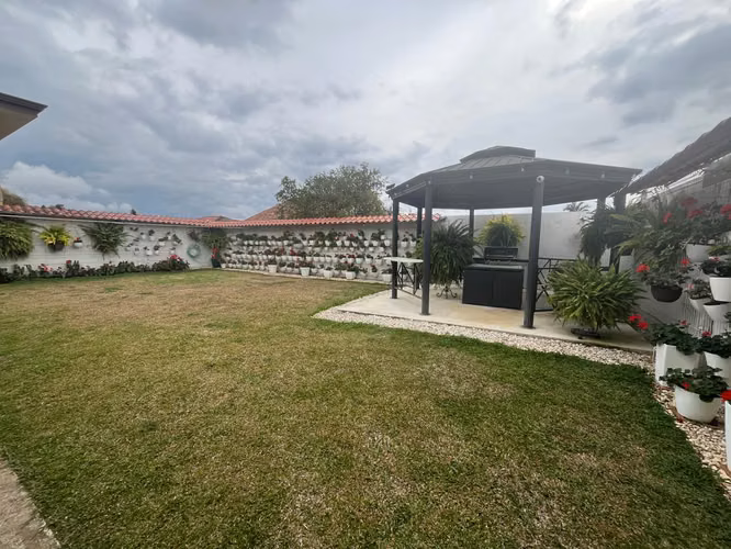 Venta Casa Amplia en Residencial - Curridabat ID 5988
