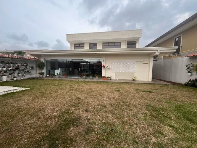 Venta Casa Amplia en Residencial - Curridabat ID 5988