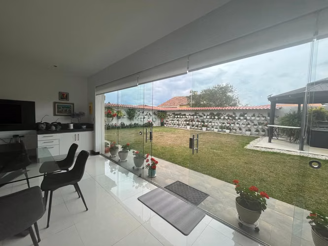 Venta Casa Amplia en Residencial - Curridabat ID 5988