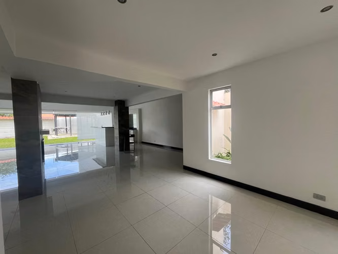 Venta Casa Amplia en Residencial - Curridabat ID 5988