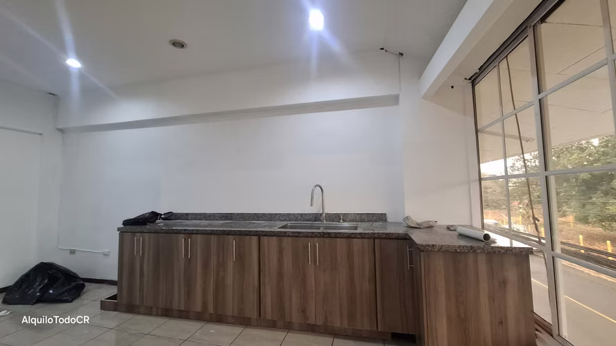 Local Bodega 350m2 Escazú