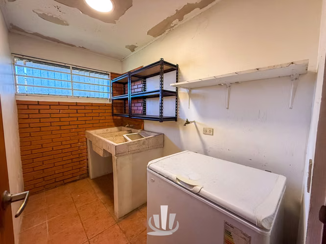 Casa en Alquiler en Santa Ana – Amplio Terreno + Casa de Huéspedes