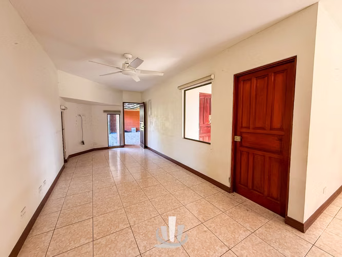 Casa en Alquiler en Santa Ana – Amplio Terreno + Casa de Huéspedes