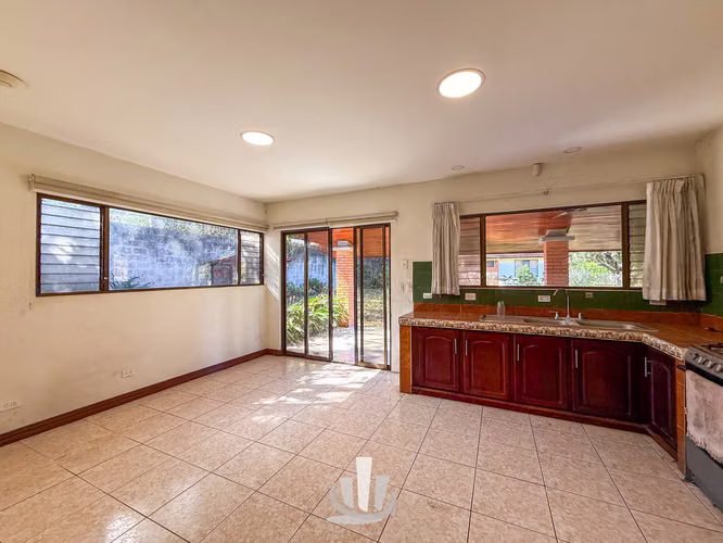 Casa en Alquiler en Santa Ana – Amplio Terreno + Casa de Huéspedes