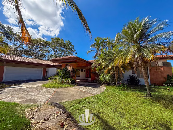 Casa en Alquiler en Santa Ana – Amplio Terreno + Casa de Huéspedes