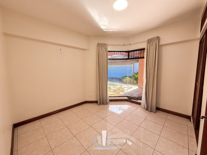 Casa en Alquiler en Santa Ana – Amplio Terreno + Casa de Huéspedes