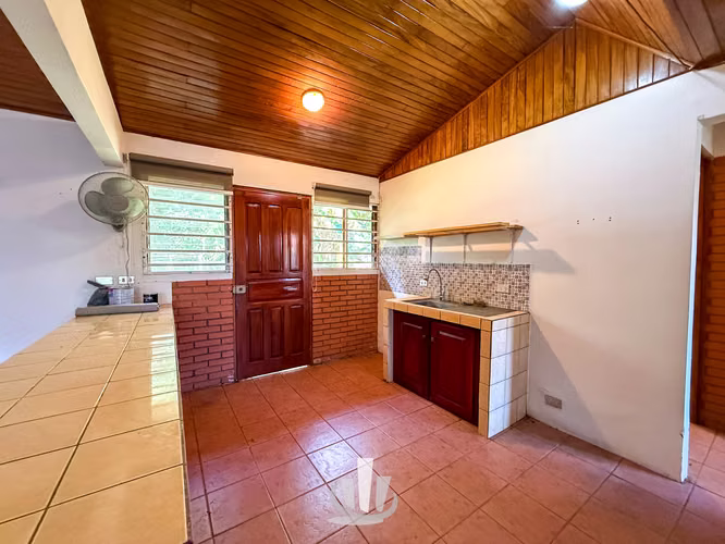 Casa en Alquiler en Santa Ana – Amplio Terreno + Casa de Huéspedes