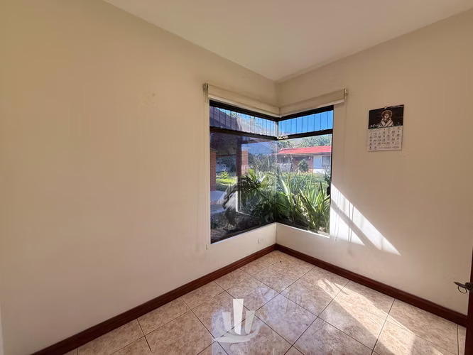 Casa en Alquiler en Santa Ana – Amplio Terreno + Casa de Huéspedes