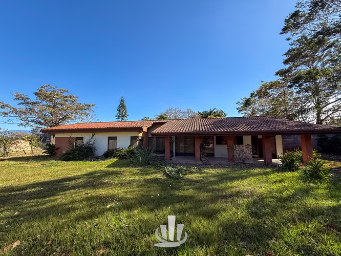 Casa en Alquiler en Santa Ana – Amplio Terreno + Casa de Huéspedes