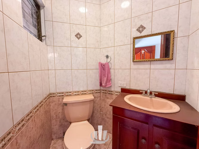 Casa en Alquiler en Santa Ana – Amplio Terreno + Casa de Huéspedes