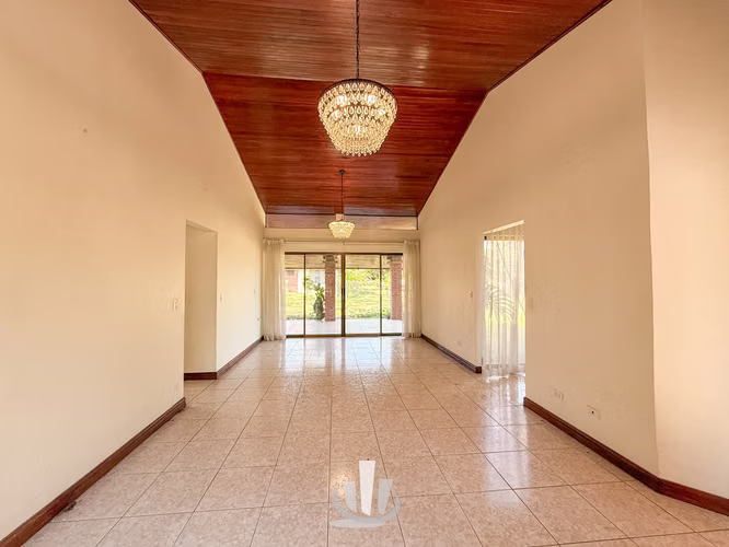 Casa en Alquiler en Santa Ana – Amplio Terreno + Casa de Huéspedes