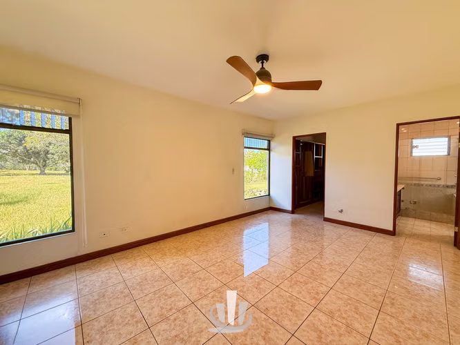 Casa en Alquiler en Santa Ana – Amplio Terreno + Casa de Huéspedes