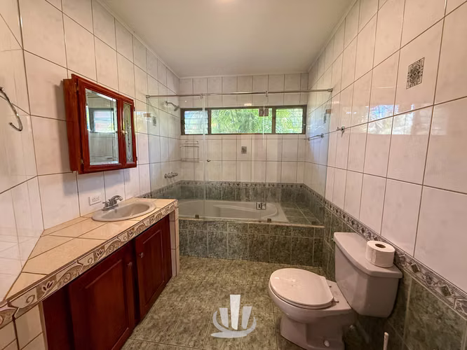 Casa en Alquiler en Santa Ana – Amplio Terreno + Casa de Huéspedes