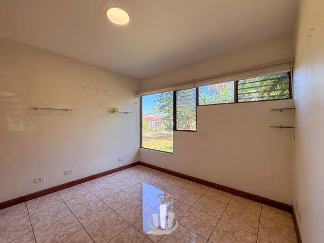 Casa en Alquiler en Santa Ana – Amplio Terreno + Casa de Huéspedes