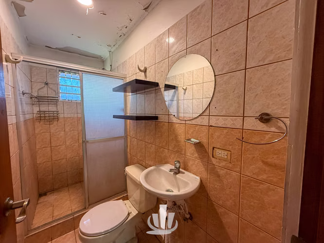 Casa en Alquiler en Santa Ana – Amplio Terreno + Casa de Huéspedes