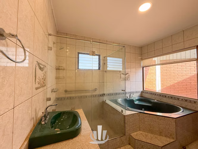 Casa en Alquiler en Santa Ana – Amplio Terreno + Casa de Huéspedes