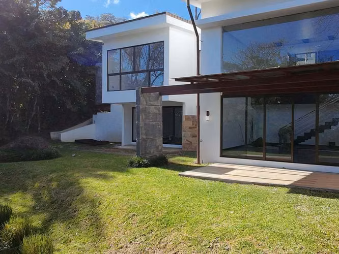 Venta en Santa Ana: Casa de 4 habitaciones con jardín y espectacular vista ID02250 - Imagen 1
