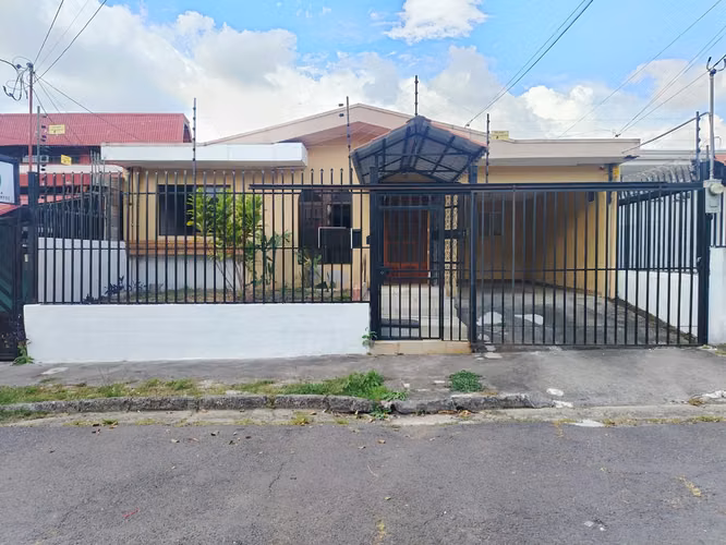 En venta casa de una planta en Rohrmoser. P.P