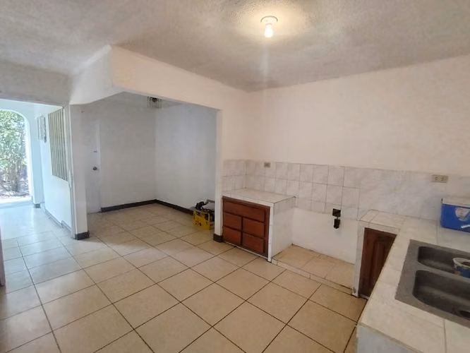 En venta casa de una planta en Rohrmoser. P.P ID 42412  - Imagen 3