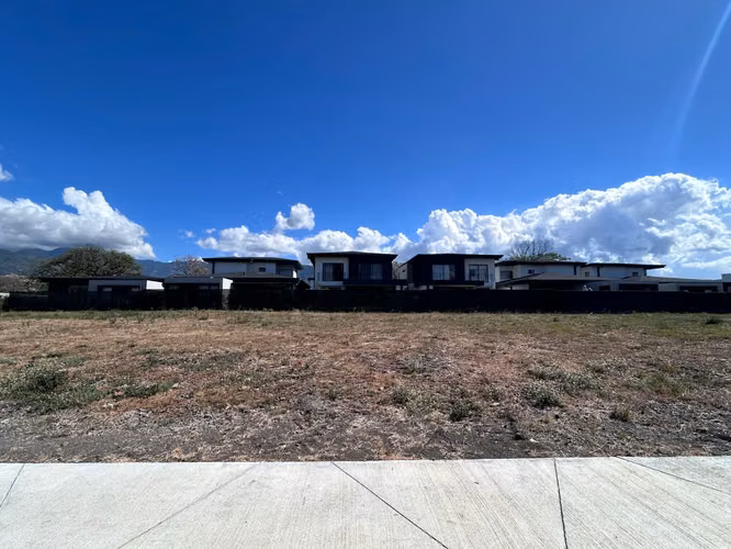 VENTA DE LOTE EN LATITUD LINDORA