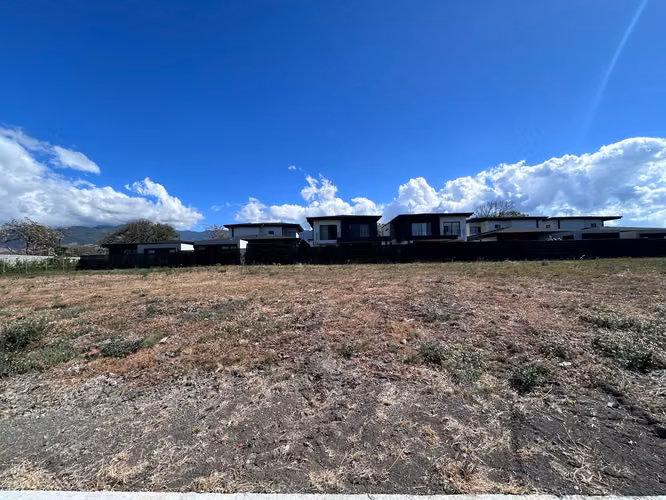VENTA DE LOTE EN LATITUD LINDORA