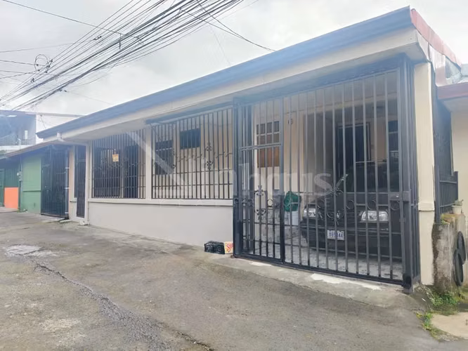 En venta casa de una planta en Calle Fallas, Desamparados.PP