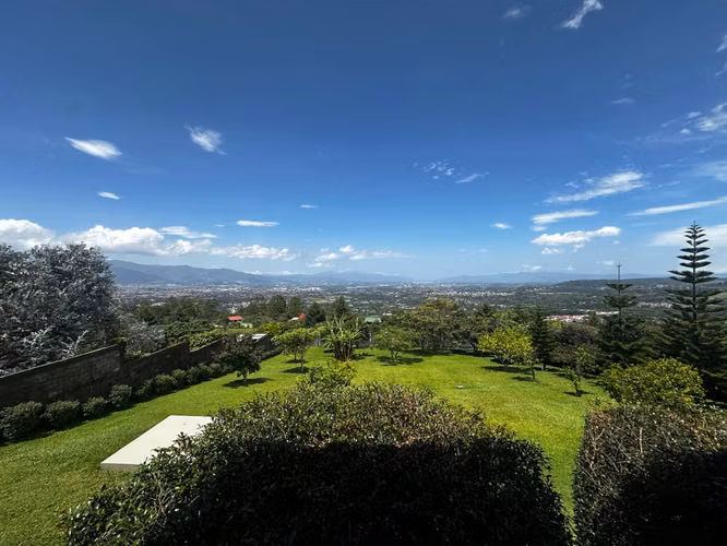 VENDO CASA EN BARVA DE HEREDIA.