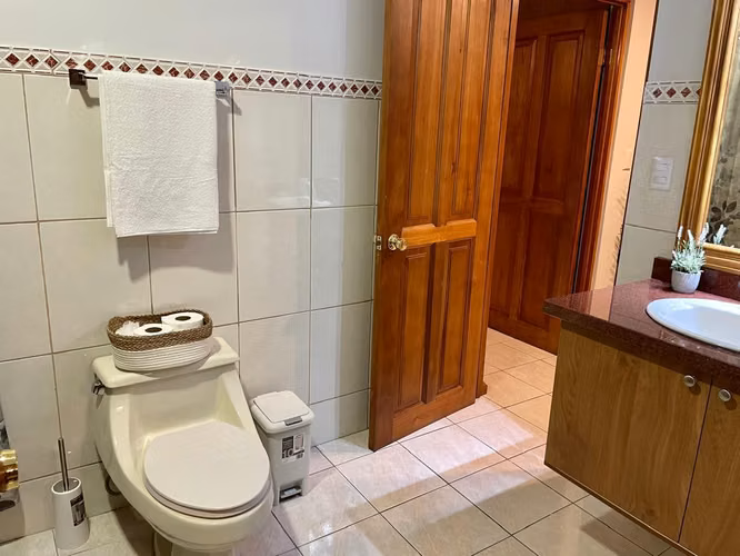 Escazú | Se alquila amplio y cómodo apartamento amueblado de 4 habitaciones – $2,000 + IVA - Imagen 9