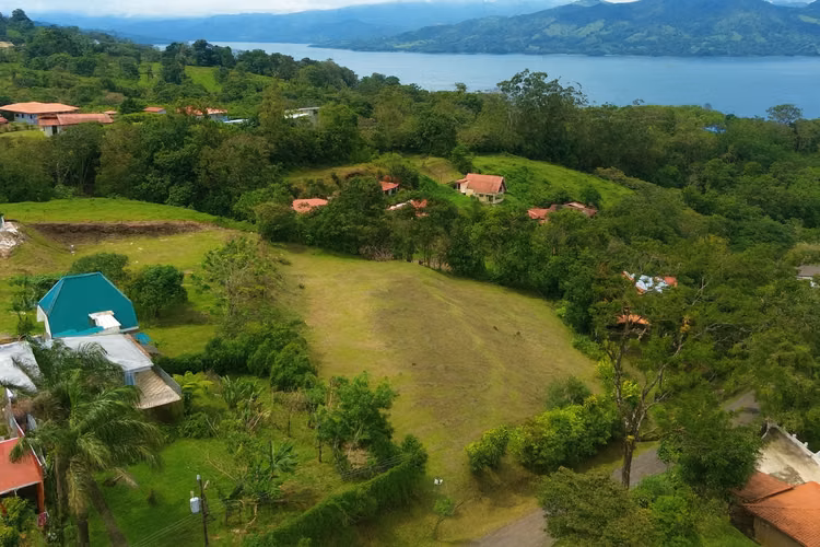 LOTE DE 2,605 M². VISTA AL LAGO. PLANO. ZONA DE ALTA PLUSVALIA. - Imagen 15