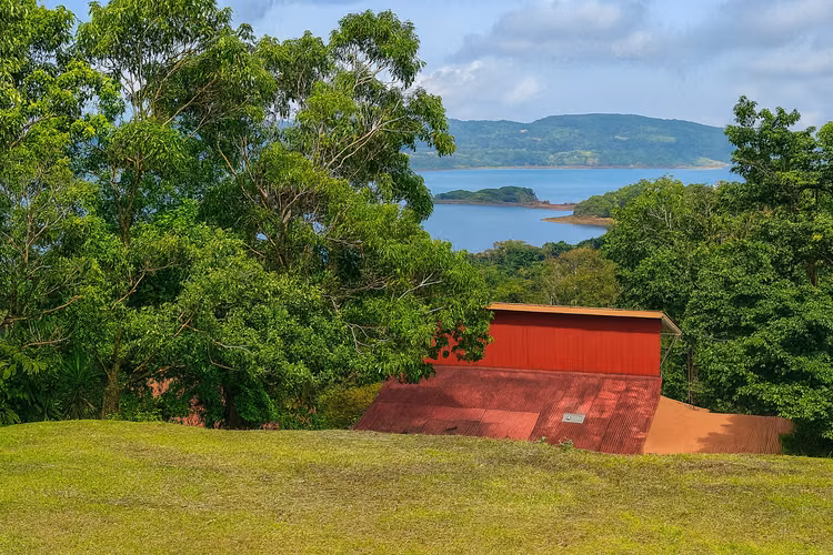 LOTE DE 2,605 M². VISTA AL LAGO. PLANO. ZONA DE ALTA PLUSVALIA. - Imagen 7