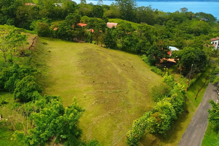 LOTE DE 2,605 M². VISTA AL LAGO. PLANO. ZONA DE ALTA PLUSVALIA. - Imagen 8
