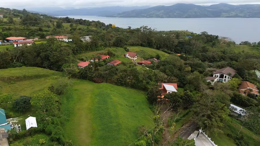 LOTE DE 2,605 M². VISTA AL LAGO. PLANO. ZONA DE ALTA PLUSVALIA. - Imagen 5