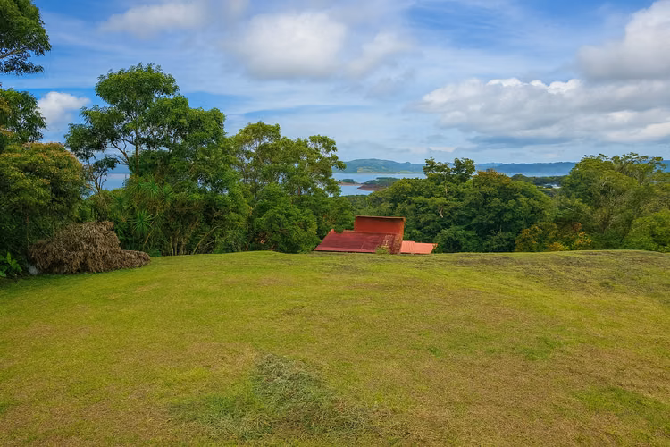 LOTE DE 2,605 M². VISTA AL LAGO. PLANO. ZONA DE ALTA PLUSVALIA. - Imagen 12