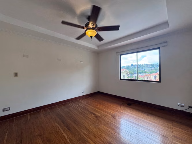 Venta de casa en condominio San Marino con Amplio Patio
