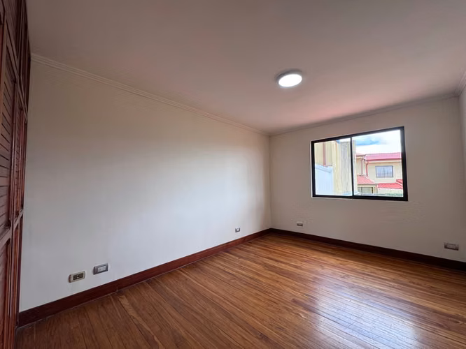 Venta de casa en condominio San Marino con Amplio Patio