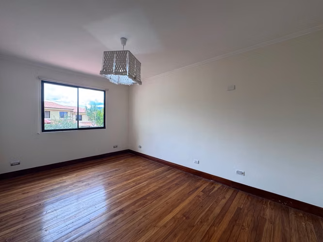 Venta de casa en condominio San Marino con Amplio Patio