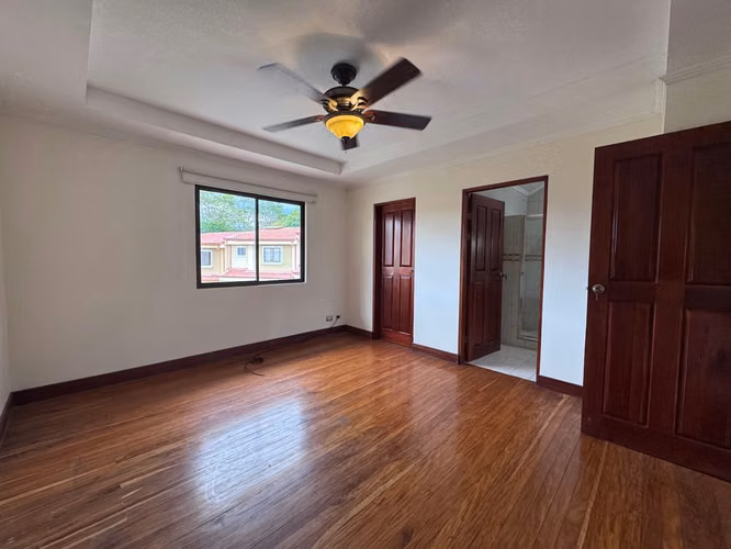 Venta de casa en condominio San Marino con Amplio Patio