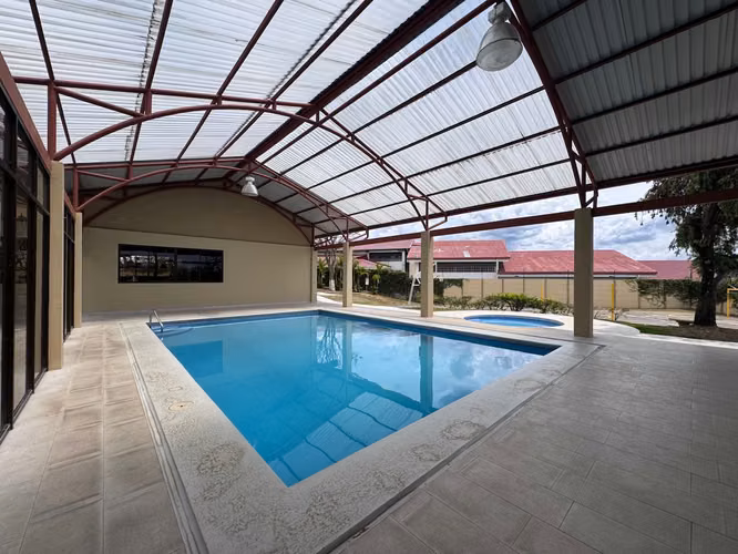 Venta de casa en condominio San Marino con Amplio Patio