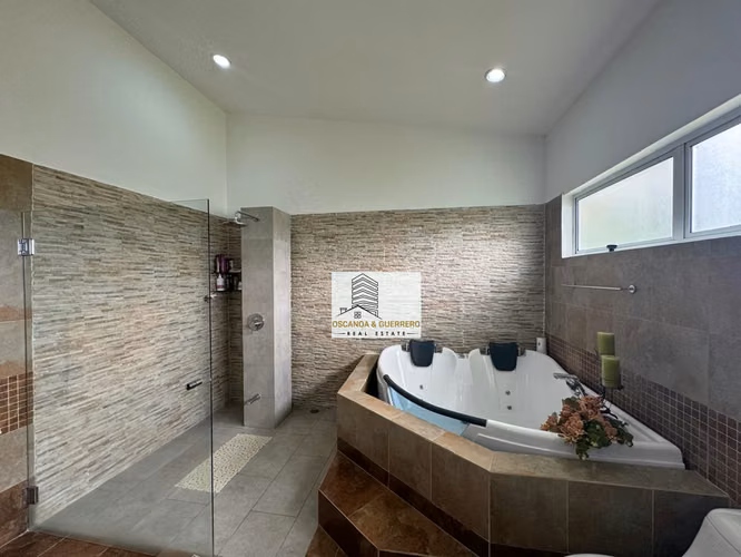 VENTA Hermosa Casa en San Bosco de Heredia