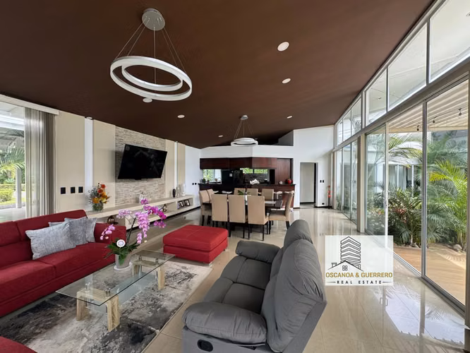 VENTA Hermosa Casa en San Bosco de Heredia