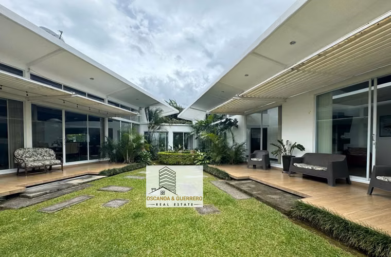 VENTA Hermosa Casa en San Bosco de Heredia
