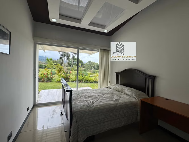 VENTA Hermosa Casa en San Bosco de Heredia