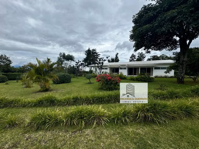 VENTA Hermosa Casa en San Bosco de Heredia