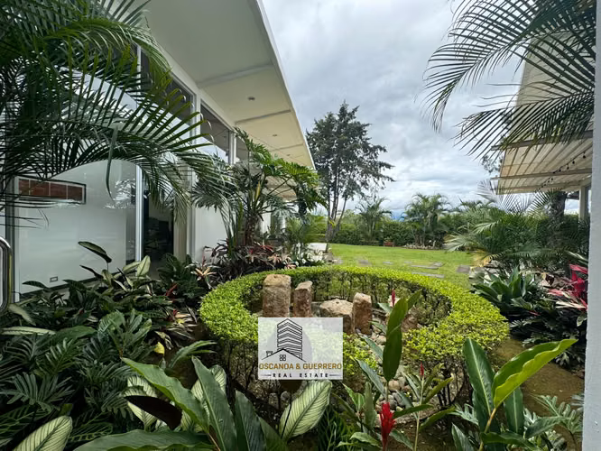 VENTA Hermosa Casa en San Bosco de Heredia
