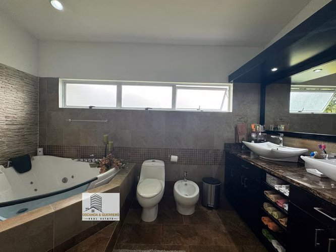 VENTA Hermosa Casa en San Bosco de Heredia