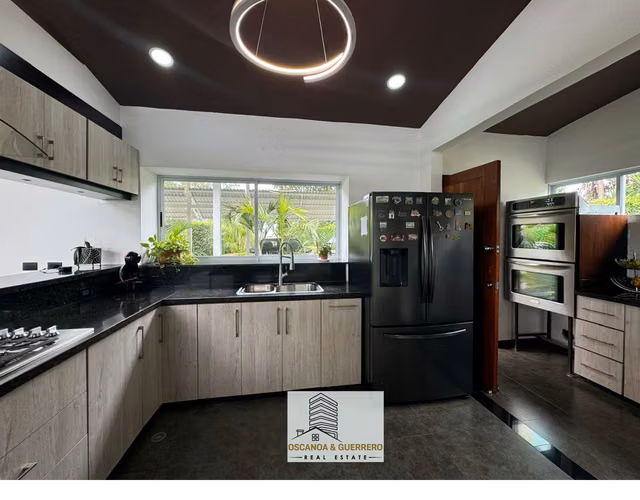 VENTA Hermosa Casa en San Bosco de Heredia