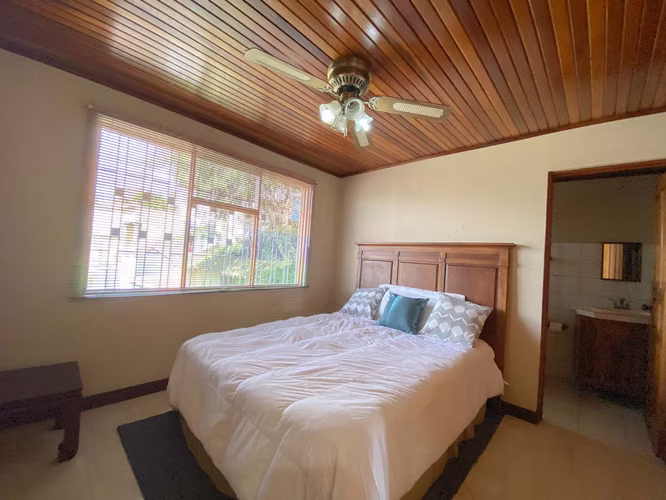 Venta de hermosa casa con amplio patio - Imagen 4