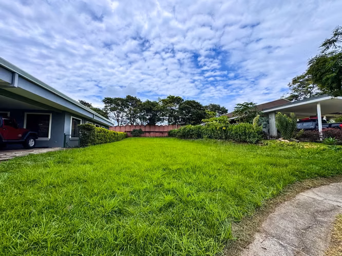 VENTA DE LOTE EN CONDOMINIO EN LA GUÁCIMA DE ALAJUELA, TOPOGRAFÍA PLANO