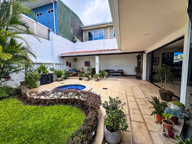 VENTA DE CASA INDEPENDIENTE EN ESCAZÚ RECIEN REMODELADA